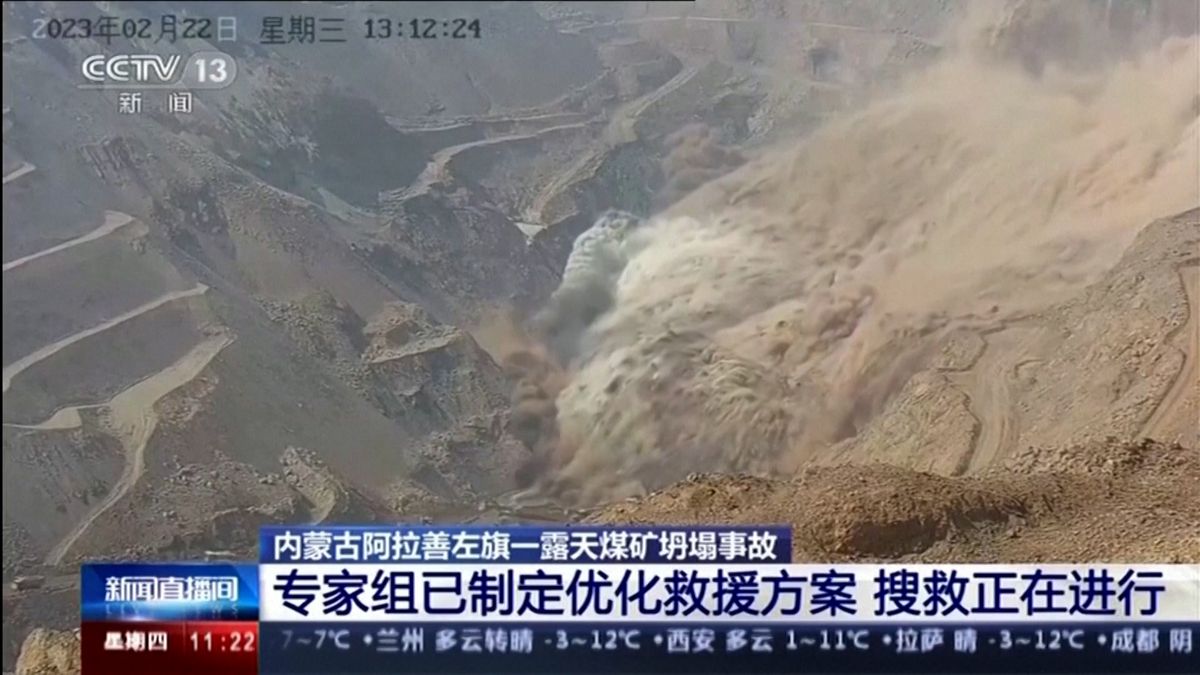 Kamera zachytila zhroucení obřího čínského dolu